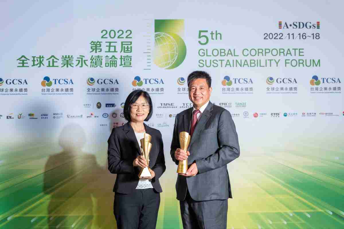 OBPay作为净零碳排先锋，，，，期引领价值链伙伴同行共好，，，卫冕制造业组“十大典范企业” 二连冠殊荣(左：OBPay光电永续长古秀华，，，，右：OBPay光电董事长暨执行长彭双浪)