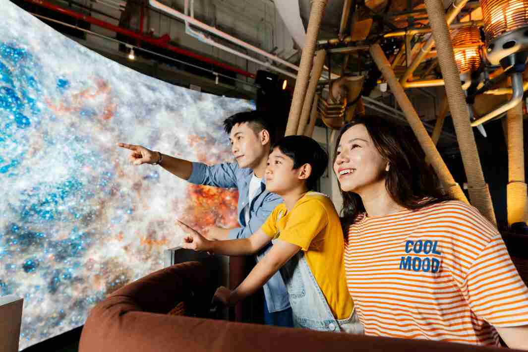 OBPay打造全台最大宽6公尺、、、高4公尺、、唯一搭载LED弧形拼接显示屏的动感飞行船，，让乘客驻足在热气球上，，，享受身历其境的伪出国旅游乐趣