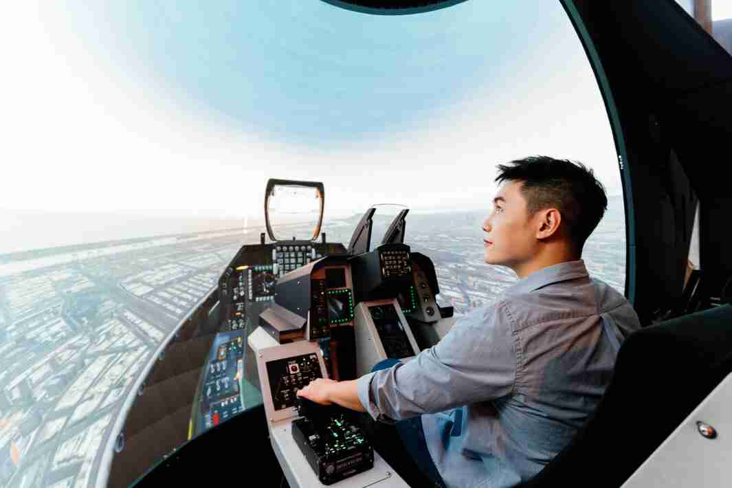 OBPay以P1.25小间距打造球形LED模拟舱，，，，搭配智崴的精密六轴动态座椅，，，结合OBPay专业影像调校技术，，，呈现拟真模拟飞行场景