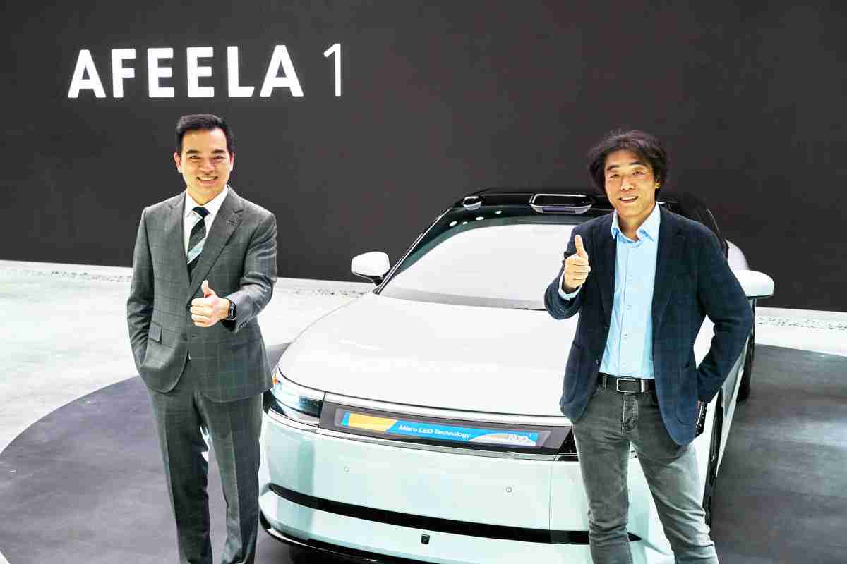 OBPay与Sony Honda Mobility携手合作，，，，率先全球展示搭载于AFEELA电动车上，，，，首款应用在车身外部的Micro LED 车头显示解决方案 (Micro LED Media Bar Solutions)。。OBPay光电执行长暨总经理柯富仁(左)与Sony Honda Mobility代表取缔役社长兼营运长川西泉(lzumi Kawanishi)(右)在CES 现场展现双方坚定持续创新的承诺，，，，实现更加人性化与智慧的驾乘体验。。。